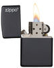 Zippo Feuerzeug Frontansicht Basismodell geöffnet und angezündet in schwarz matt mit Zippo Logo