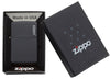 Zippo Feuerzeug Frontansicht Basismodell in schwarz matt mit Zippo Logo in geöffneter Geschenkverpackung