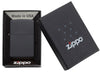 Zippo Feuerzeug Frontansicht Basismodell in schwarz matt in geöffneter Geschenkverpackung