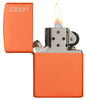 Frontansicht Zippo Feuerzeug Orange Matte Basismodell mit Zippo Logo geöffnet mit Flamme
