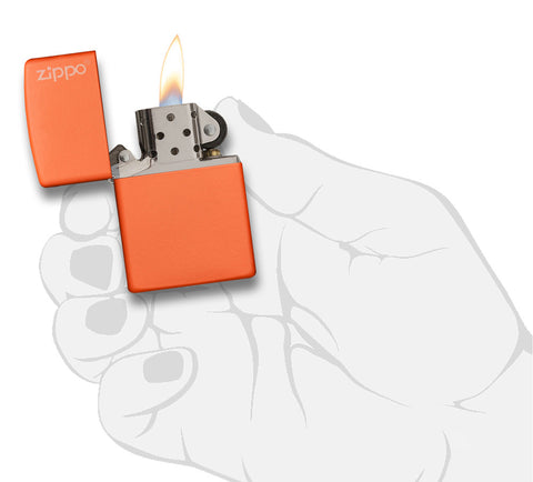 Frontansicht Zippo Feuerzeug Orange Matte Basismodell mit Zippo Logo geöffnet mit Flamme in stilistischer Hand