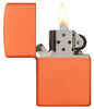 Frontansicht Zippo Feuerzeug Orange Matt Basismodell geöffnet mit Flamme