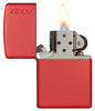 Frontansicht Zippo Feuerzeug Red Matte mit Zippo Logo geöffnet mit Flamme