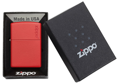 Frontansicht Zippo Feuerzeug Red Matte mit Zippo Logo geöffnet mit Flamme in geöffneter Geschenkverpackung
