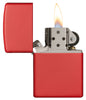 Frontansicht Zippo Feuerzeug Red Matte Basismodell geöffnet mit Flamme