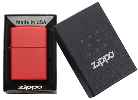 Frontansicht Zippo Feuerzeug Red Matte Basismodell in geöffneter Geschenkverpackung