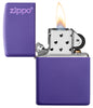 Zippo Feuerzeug Basismodell violett matt mit Zippo Logo geöffnet mit Flamme