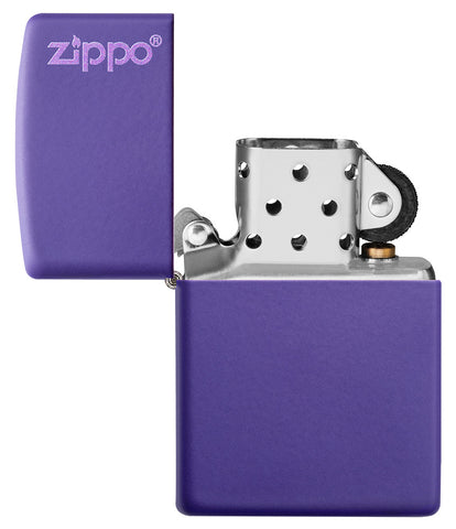Zippo Feuerzeug Basismodell violett matt mit Zippo Logo geöffnet ohne Flamme
