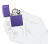 Zippo Feuerzeug Basismodell violett matt mit Zippo Logo geöffnet mit Flamme in stilisier Hand