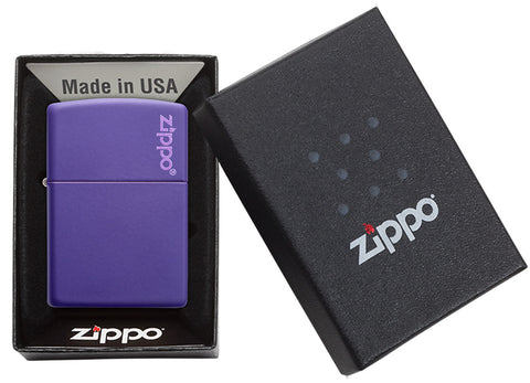 Zippo Feuerzeug Basismodell violett matt mit Zippo Logo in offener Geschenkdose