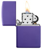 Zippo Feuerzeug Basismodell violett matt geöffnet mit Flamme