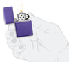 Zippo Feuerzeug Basismodell violett matt geöffnet mit Flamme in stilisierter Hand