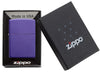 Zippo Feuerzeug Basismodell violett matt in geöffneter Geschenkverpackung