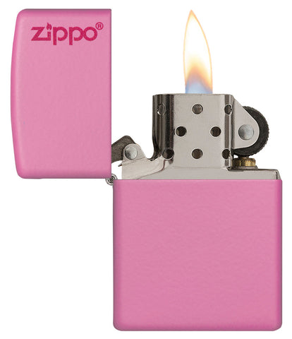 Frontansicht Zippo Feuerzeug Pink Matte Basismodell mit Zippo Logo geöffnet mit Flamme