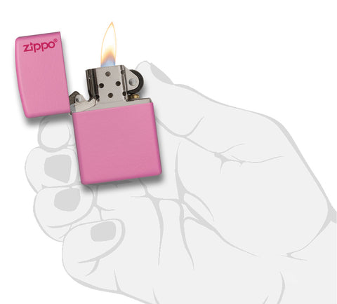 Frontansicht Zippo Feuerzeug Pink Matte Basismodell mit Zippo Logo geöffnet mit Flamme in stilistischer Hand