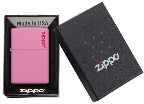 Frontansicht Zippo Feuerzeug Pink Matte Basismodell mit Zippo Logo in geöffneter Geschenkverpackung