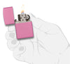 Frontansicht Zippo Feuerzeug Pink Matte Basismodell geöffnet mit Flamme in stilistischer Hand