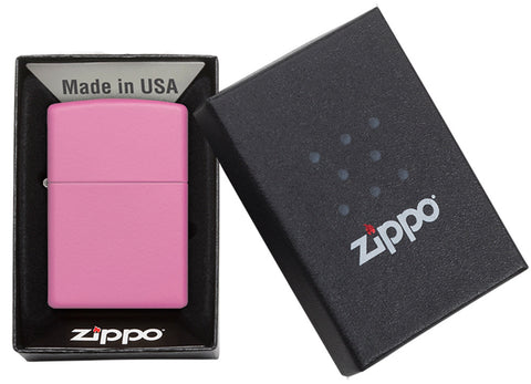 Frontansicht Zippo Feuerzeug Pink Matte Basismodell in geöffneter Geschenkverpackung