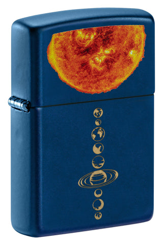Frontansicht 3/4 Winkel Zippo Sturmfeuerzeug Sonnensystem mit explodierender Sonne auf dunkelblauem Hintergrund
