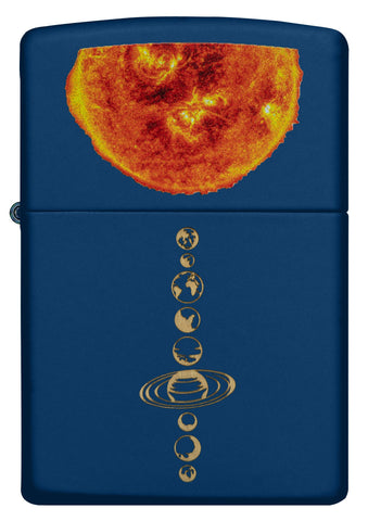 Frontansicht Zippo Sturmfeuerzeug Sonnensystem mit explodierender Sonne auf dunkelblauem Hintergrund