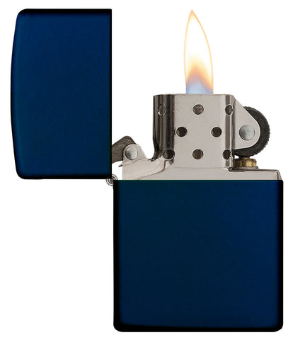 Frontansicht Zippo Feuerzeug Navy Blue Matte Basismodell geöffnet mit Flamme