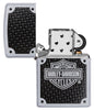 Frontansicht Zippo Feuerzeug Satin Chrome mit Harley Davidson Logo und schwarzem Hintergrund geöffnet