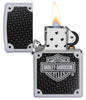 Frontansicht Zippo Feuerzeug Satin Chrome mit Harley Davidson Logo und schwarzem Hintergrund geöffnet mit Flamme