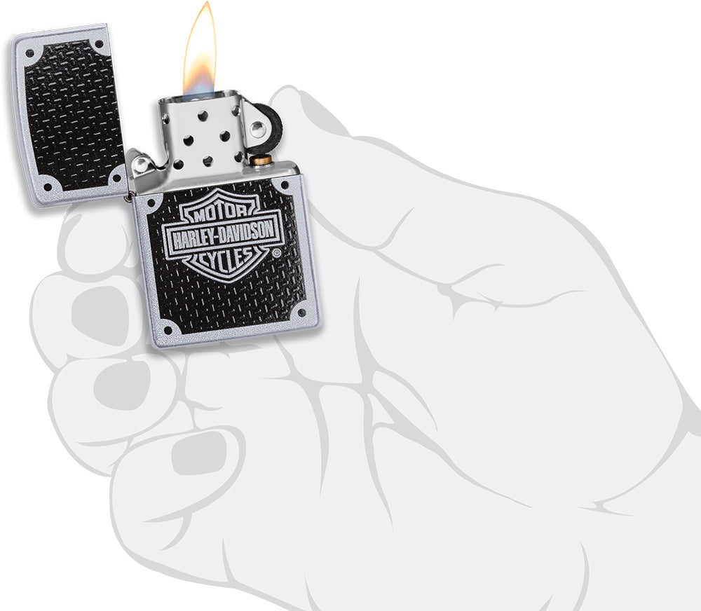 Frontansicht Zippo Feuerzeug Satin Chrome mit Harley Davidson Logo und schwarzem Hintergrund geöffnet mit Flamme in stilistischer Hand