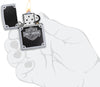 Frontansicht Zippo Feuerzeug Satin Chrome mit Harley Davidson Logo und schwarzem Hintergrund geöffnet mit Flamme in stilistischer Hand
