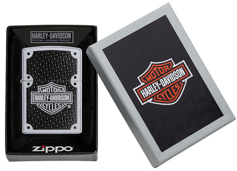 Frontansicht Zippo Feuerzeug Satin Chrome mit Harley Davidson Logo und schwarzem Hintergrund in geöffneter Geschverpackung