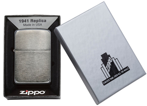 Zippo Feuerzeug 1941 Replica Black Ice® Frontansicht in glänzender anthrazit Optik in offener Verpackung in hellgrau