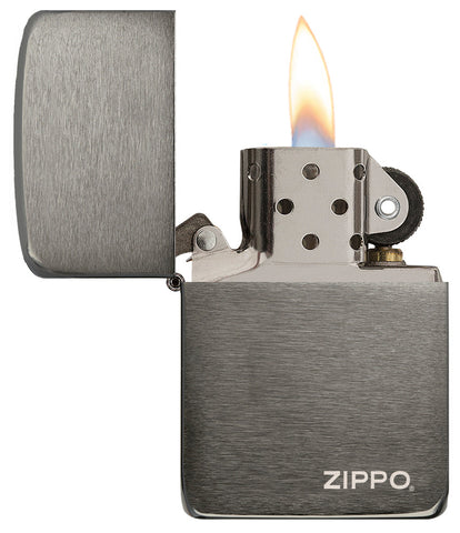 Zippo Feuerzeug Frontansicht 1941 Replica Black Ice® geöffnet und angezündet mit Zippo Logo