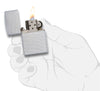 Zippo Feuerzeug Frontansicht Basismodell gebürstetes Chrom geöffnet und angezündet mit optisch geschwungenen Linien in stilisierter Hand