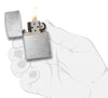 Frontansicht Zippo Feuerzeug Herringbone Sweep Basismodell geöffnet mit Flamme in stilistischer Hand