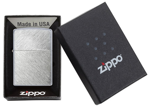 Frontansicht Zippo Feuerzeug Herringbone Sweep Basismodell in geöffneter Geschenkverpackung