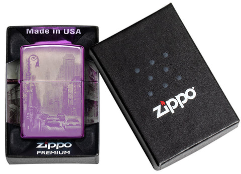 Zippo Feuerzeug Frontansicht hochglanz lila mit 360° Abbildung von New York City mit Hochhäusern und amerikanischen Taxis in geöffneter Premium Geschenkverpackung