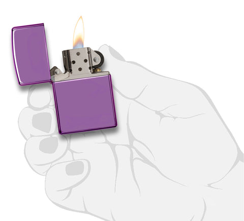 Zippo Feuerzeug Abyss Frontansicht geöffnet und angezündet in hochpolierter purpur Optik in stilisierter Hand