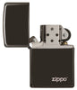 Zippo Feuerzeug Basismodell schwarz hochglanz mit Zippo Logo geöffnet ohne Flamme