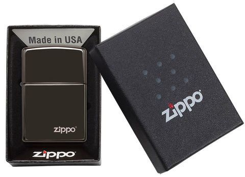 Zippo Feuerzeug Basismodell schwarz hochglanz mit Zippo Logo in geöffneter Geschenkbox