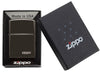 Zippo Feuerzeug Basismodell schwarz hochglanz mit Zippo Logo in geöffneter Geschenkbox