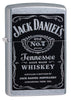 Frontansicht 3/4 Winkel Zippo Feuerzeug chrom mit schwarzem Jack Daniel's Logo 
