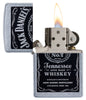 Zippo Feuerzeug chrom mit schwarzem Jack Daniel's Logo geöffnet mit Flamme