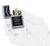 Zippo Feuerzeug chrom mit schwarzem Jack Daniel's Logo geöffnet mit Flamme in stilisierter Hand