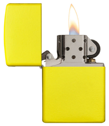 Frontansicht Zippo Feuerzeug Basis Modell Zitronengelb geöffnet mit Flamme