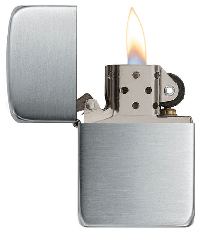 Zippo Feuerzeug 1941 Replica aus Sterlingsilber Frontansicht geöffnet und angezündet in satinierter Silber Optik