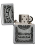 Frontansicht Zippo Feuerzeug High Polish Chrome mit Jack Daniels Emblem geöffnet