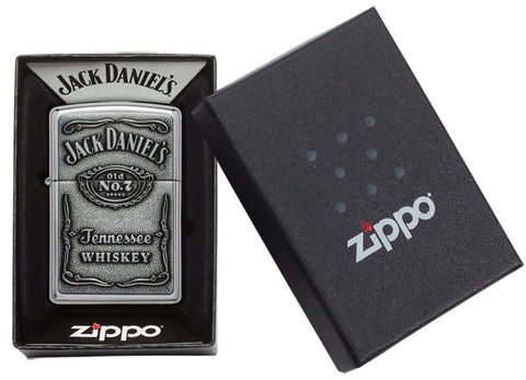 Frontansicht Zippo Feuerzeug High Polish Chrome mit Jack Daniels Emblem in geöffneter Geschenkverpackung