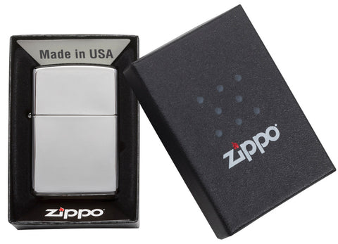 Zippo Feuerzeug Frontansicht hochglanzpoliertes Chrom Basismodell in geöffneter Geschenkverpackung