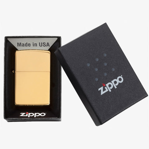 Zippo Feuerzeug Frontansicht hochglanzpoliertes Messing Basismodell in geöffneter Geschenkverpackung