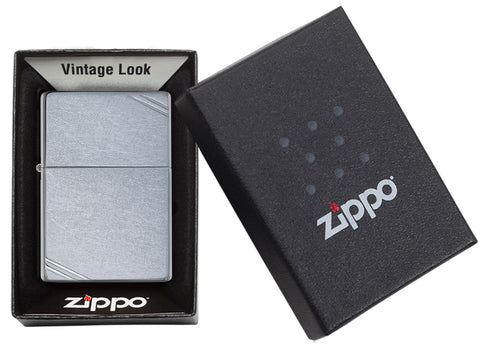 Zippo Feuerzeug street chrom Vintage mit jeweils zwei gegenüberligen Strichen an der rechten oberen und linken unteren Ecke in geöffneter Schachtel